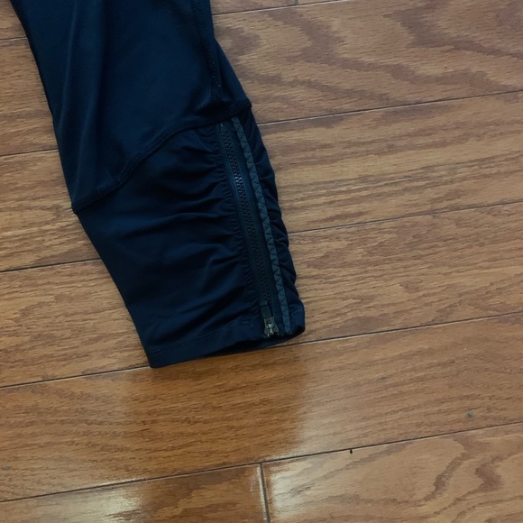 Lululemon Leggings - Size 6 - Picture 2 of 3